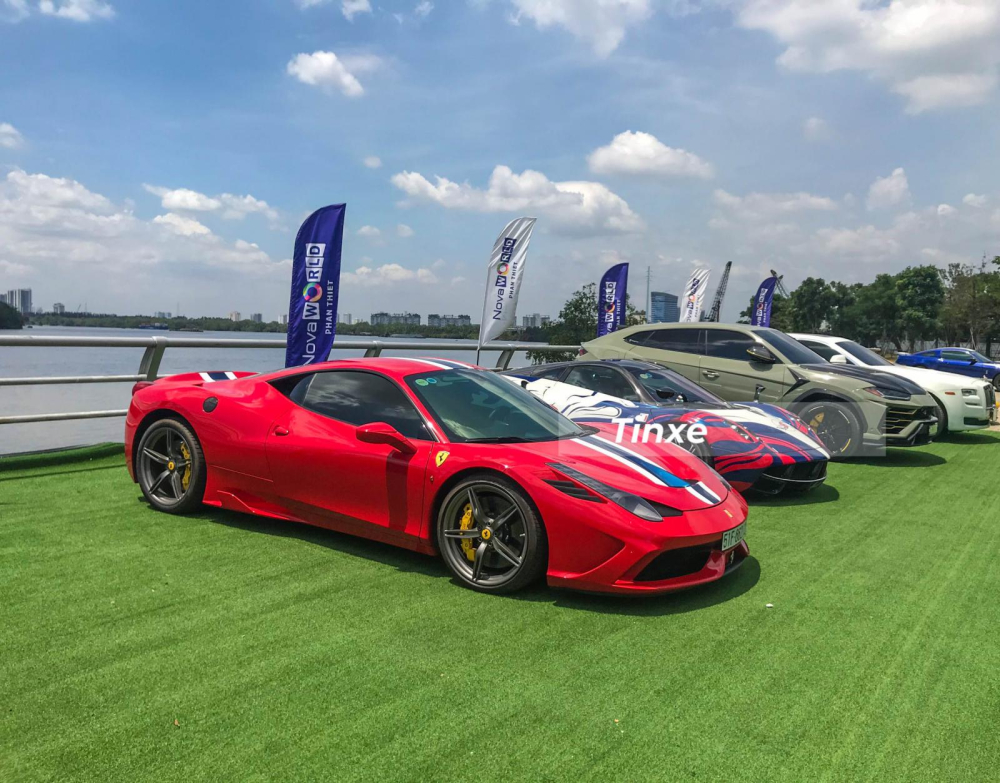 Và khoe dáng cùng Pagani Huayra Và khoe dáng cùng Pagani Huayra