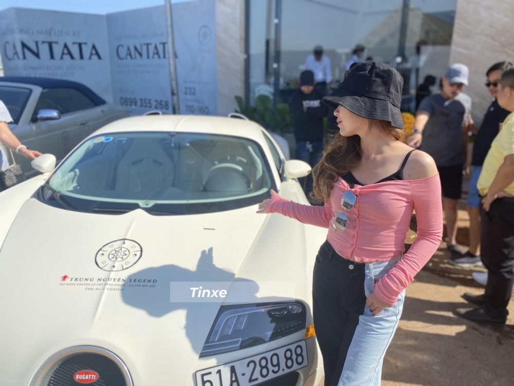 Một số người t&igrave;m hiểu về chiếc Bugatti Veyron n&agrave;y, 1 người chỉ cho 2 người bạn của m&igrave;nh thấy rằng bộ la-zăng của Bugattii Veyron khi thay mới c&oacute; thể mua được cả xe Toyota Camry