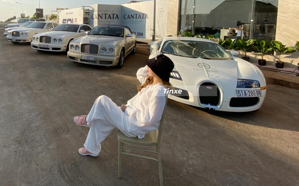 Bugatti Veyron được trưng b&agrave;y c&ugrave;ng 4 chiếc Bentley hiếm c&oacute; kh&oacute; t&igrave;m tại Việt Nam của Đặng L&ecirc; Nguy&ecirc;n Vũ