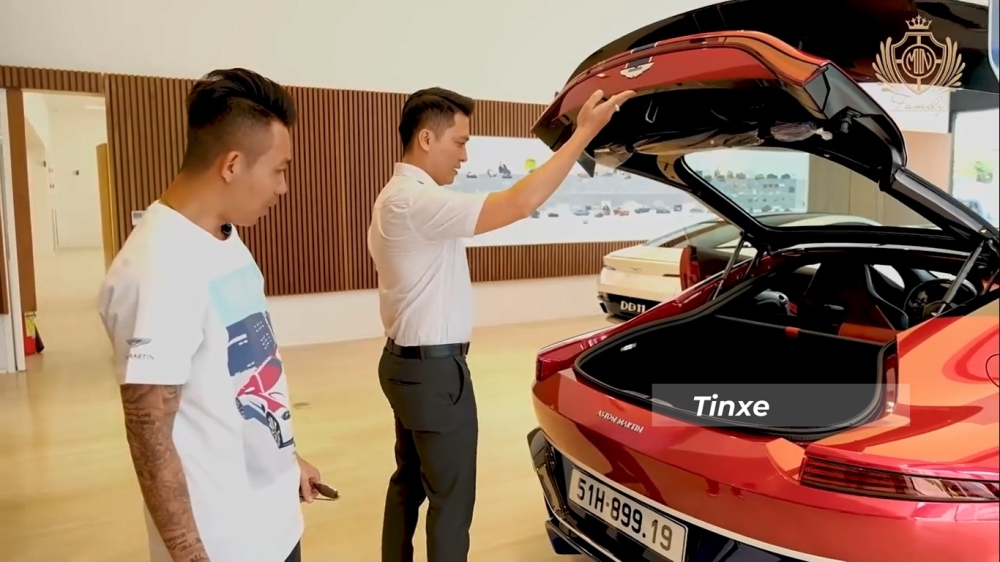 Minh Nhựa rất th&iacute;ch th&uacute; với biển số của xe Aston Martin V8 Vantage