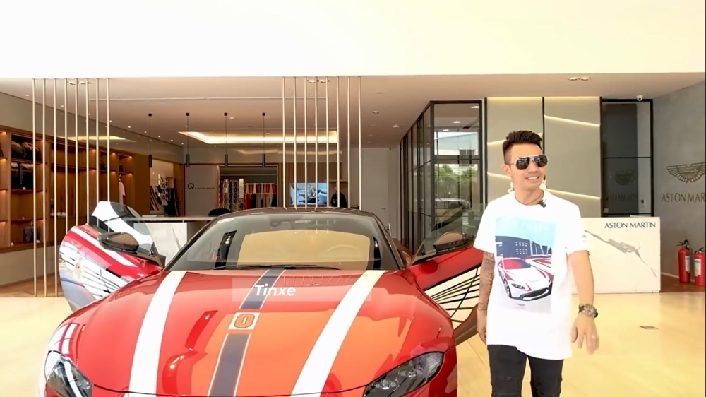 Minh Nhựa c&ugrave;ng chiếc xe Aston Martin V8 Vantage mới mua
