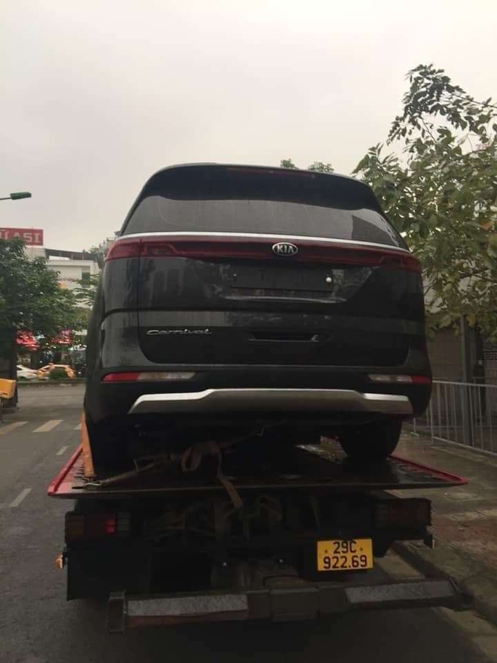 Tại quê nhà Hàn Quốc và một số thị trường quốc tế khác, Kia Sedona đã được đổi tên thành Carnival sau khi cập nhật logo mới.