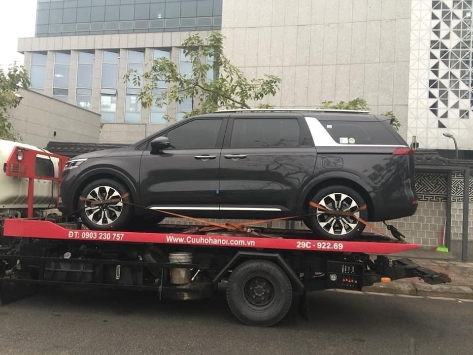 Kia Carnival 2021 bị bắt gặp trên xe chuyên chở mang biển số Hà Nội.