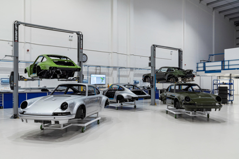 Singer đang&nbsp;gấp r&uacute;t ho&agrave;n thiện nhiều chiếc&nbsp;Porsche 911 DLS cho kh&aacute;ch h&agrave;ng