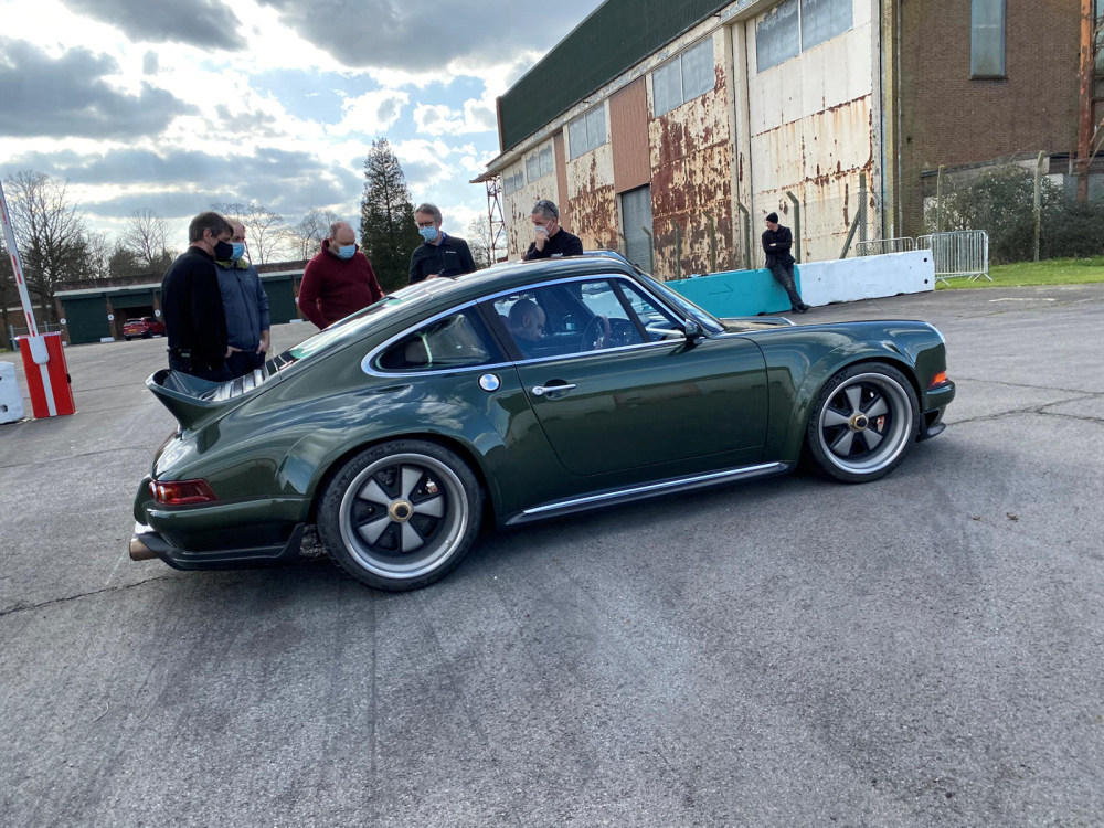 Ph&iacute;a b&ecirc;n sườn&nbsp;của Singer Porsche 911 DLS