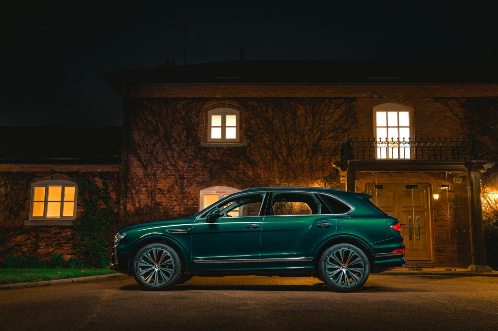 Bentley Bentayga Hybrid m&agrave;u xanh ngọc lục bảo