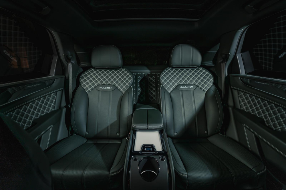 Ghế của Bentley Bentayga Hybrid được kh&acirc;u bằng chỉ m&agrave;u tương phản