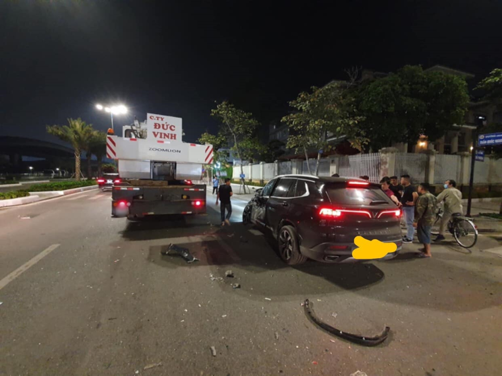 H&igrave;nh ảnh hiện trường vụ tai nạn giữa xe VinFast LUX SA2.0 c&ugrave;ng xe cẩu b&aacute;nh lốp Zoomlion