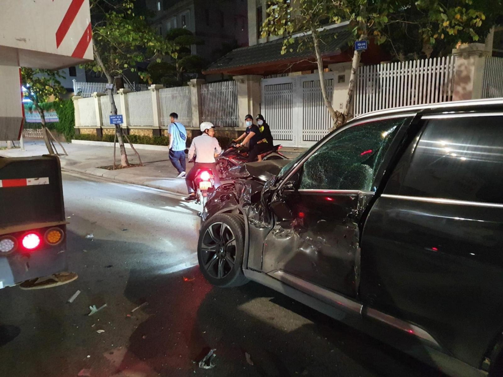 Cận cảnh chiếc xe VinFast LUX SA2.0 sau va chạm với xe cẩu b&aacute;nh lốp Zoomlion