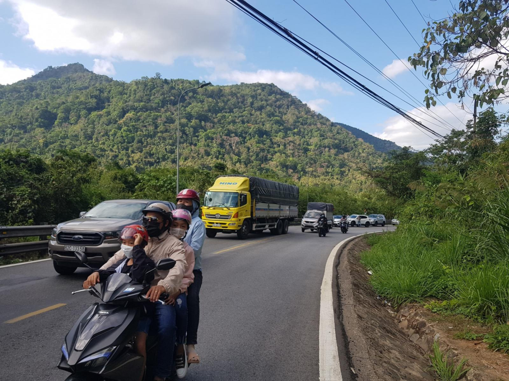 Vụ tai nạn khiến giao thông qua đèo Bảo Lộc gặp khó khăn, chỉ có xe máy có thể di chuyển được Vụ tai nạn khiến giao thông qua đèo Bảo Lộc gặp khó khăn, chỉ có xe máy có thể di chuyển được