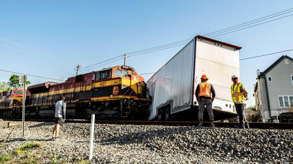 Tàu chở hàng tông trúng chiếc xe container
