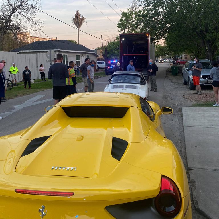 2 chiếc Ferrari 488 Spyder và Porsche 911 được đưa ra khỏi thùng xe container sau vụ tai nạn