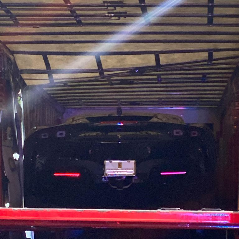 Chiếc Ferrari SF90 Stradale bị hư hỏng và vẫn nằm trong thùng container