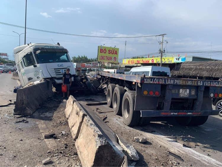 Nguyên nhân vụ tai nạn là do lái xe container tông trúng dải phân cách khiến 2 cuộn thép văng xuống đường