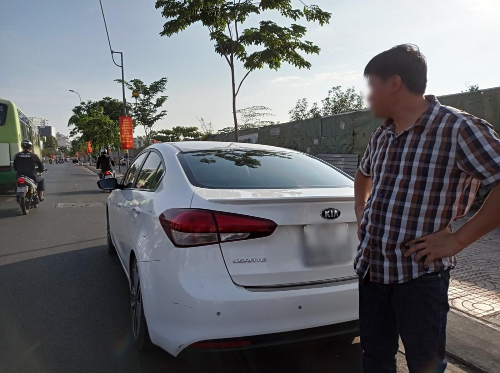 Thiệt hại của xe Kia Cerato là móp nhẹ cản va sau và xước một đoạn