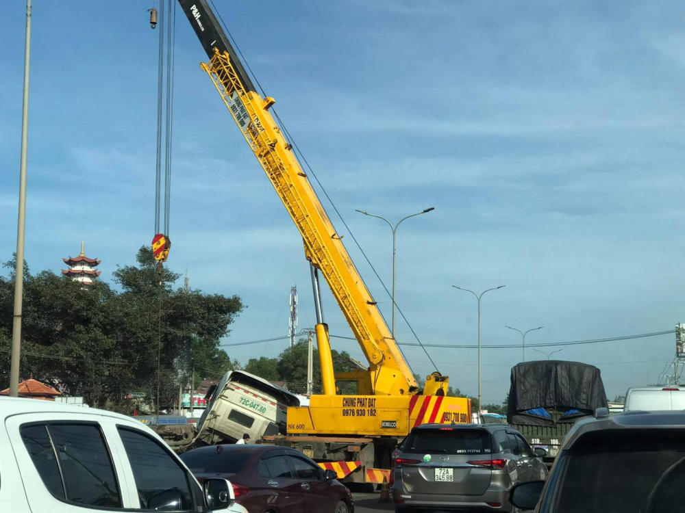 Xe cẩu đang cố gắng đưa xe container ra khỏi hiện trường vụ tai nạn