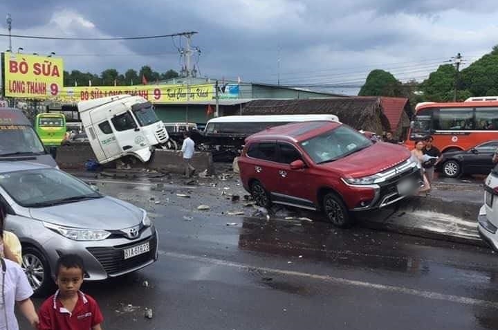 Vụ tai nạn làm chiếc xe container và Mitsubishi Outlander hư hỏng nặng