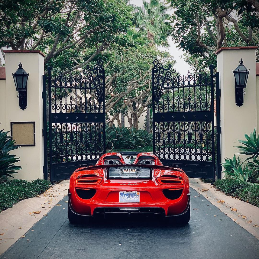Hiện những chiếc xe Porsche 918 Spyder đều được chào bán hơn 1,1 triệu đô la