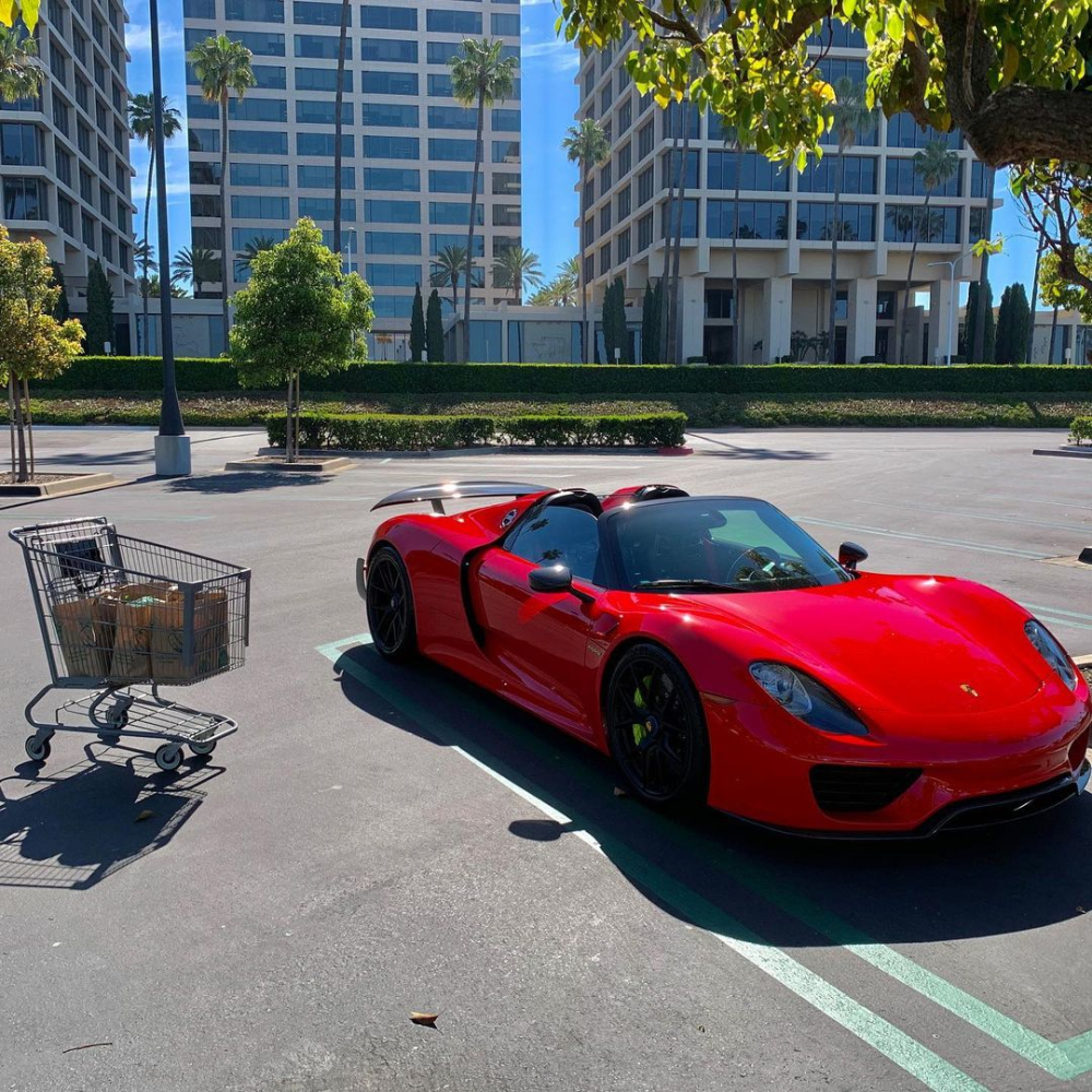 Porsche 918 Spyder màu đỏ nổi bật