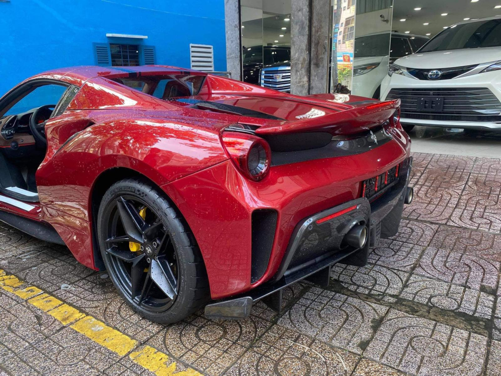 Trước khi Ferrari SF90 Spider ra mắt, 488 Pista Spider là siêu xe Ferrari mui trần có động cơ V8 mạnh nhất