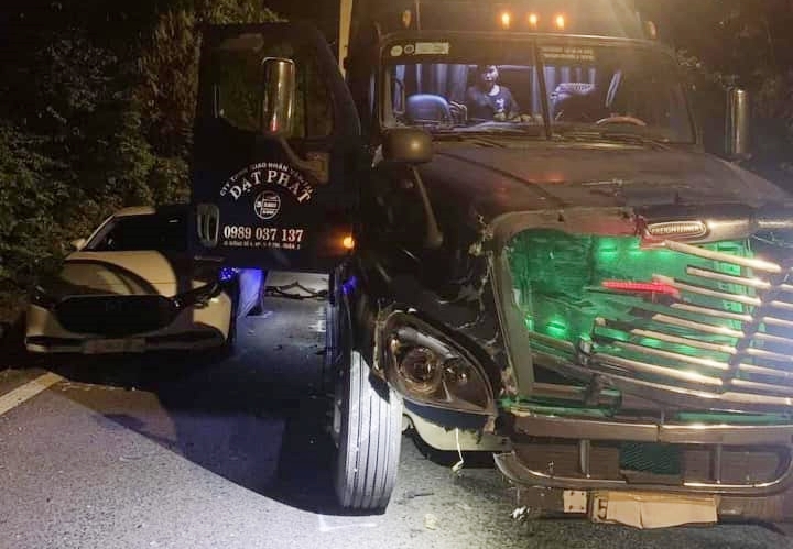 Tai nạn tr&ecirc;n đ&egrave;o Bảo Lộc giữa xe container v&agrave; Mazda 3 v&agrave;o tối qua