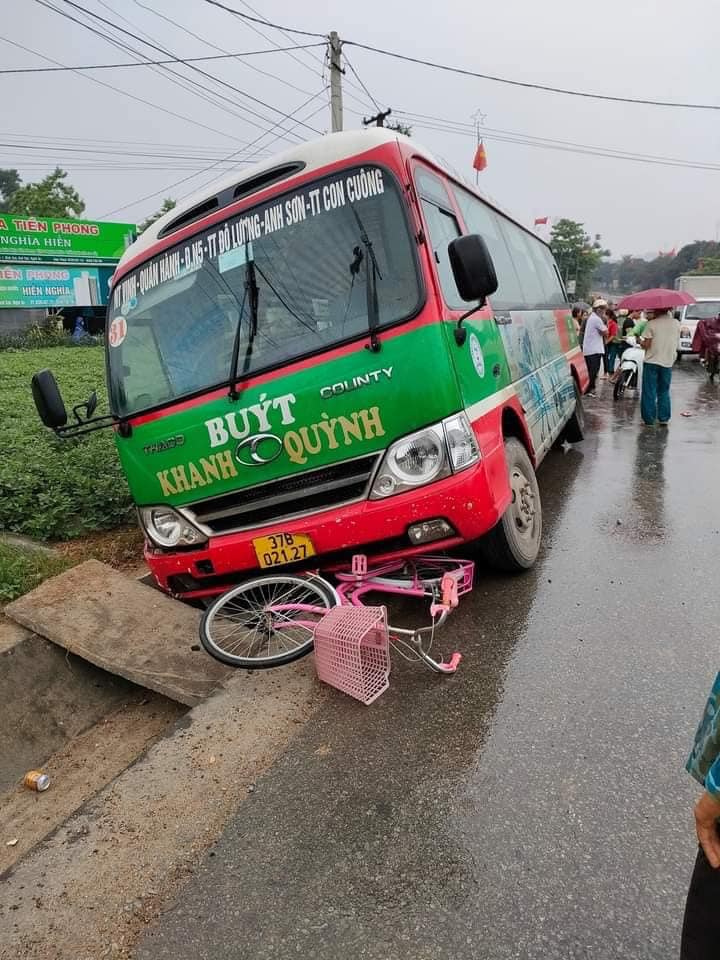 Hiện trường vụ tai nạn xe bu&yacute;t với xe đạp của em học sinh lớp 5