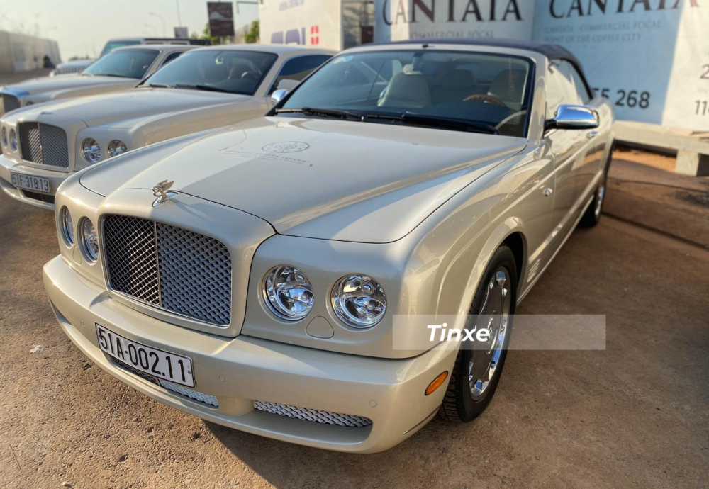 Đ&acirc;y cũng l&agrave; lần đầu Bentley Azure xuất hiện c&ocirc;ng khai