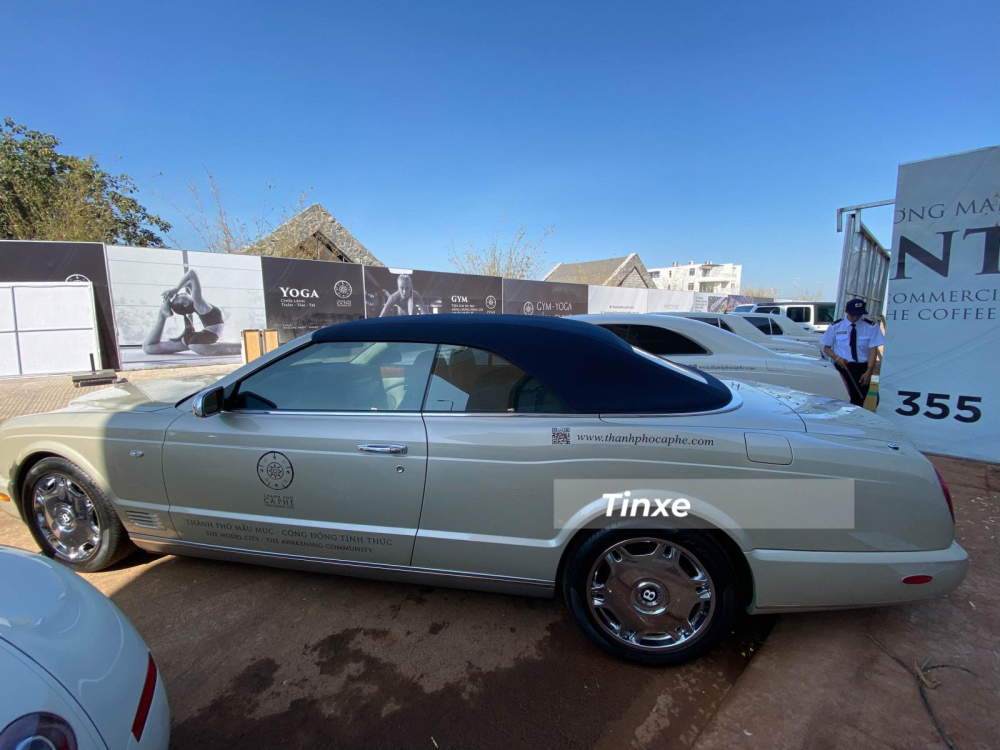 Sự c&oacute; mặt của Bentley Azure gi&uacute;p d&agrave;n xe &ocirc;ng Đặng L&ecirc; Nguy&ecirc;n Vũ đa dạng về chất lượng cũng như độ độc