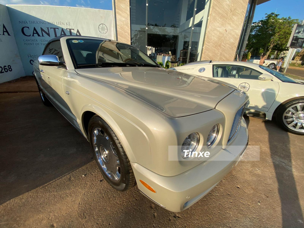  Bentley Azure c&oacute; c&ocirc;ng suất tối đa 450 m&atilde; lực