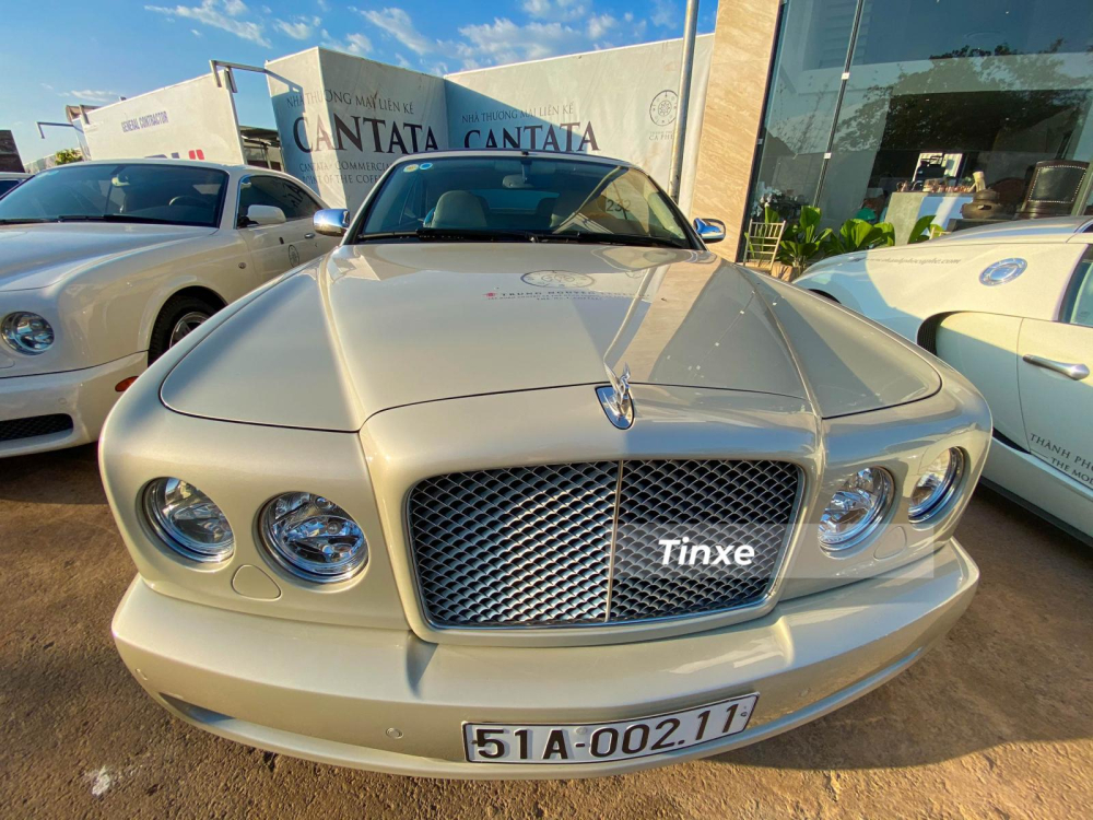 Bentley Azure sắc sảo qua ống k&iacute;nh g&oacute;c rộng, xe đ&atilde; c&oacute; tuổi đời hơn 15 năm