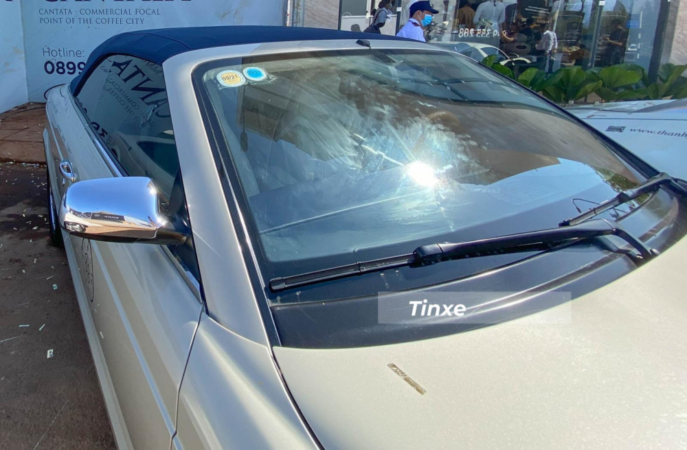 Mui xếp mềm của Bentley Azure c&oacute; 3 lớp v&agrave; mất 16 gi&acirc;y để hạ mui