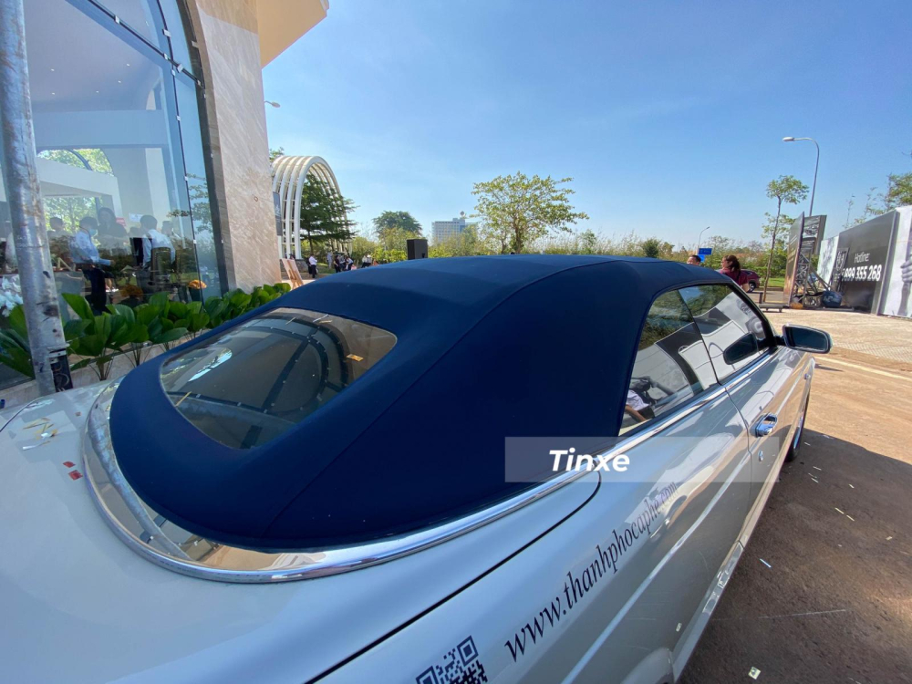 Mui xe Bentley Azure của Đặng L&ecirc; Nguy&ecirc;n Vũ c&oacute; m&agrave;u xanh dương đậm rất nổi bật