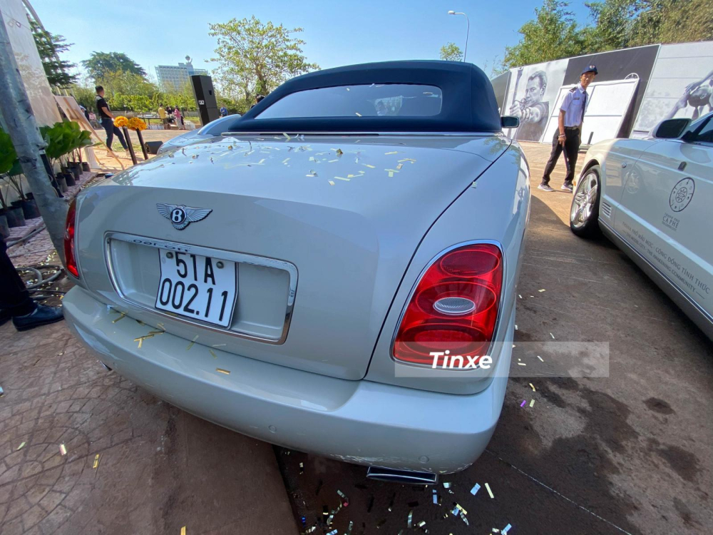 Vẻ đẹp của Bentley Azure nh&igrave;n từ ph&iacute;a sau