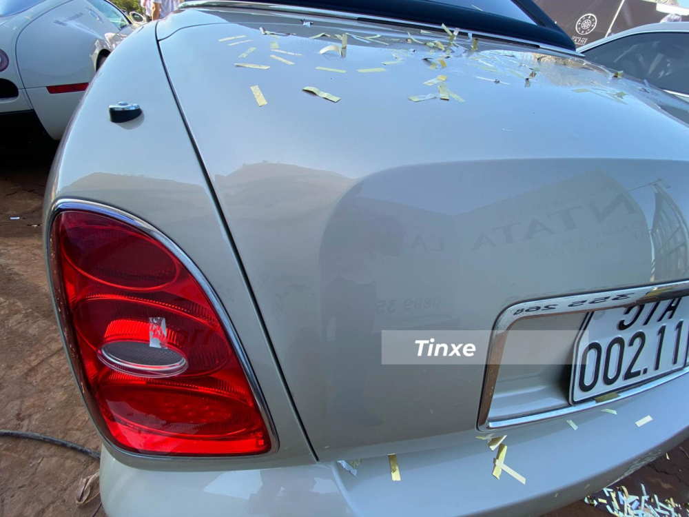 Đ&egrave;n hậu 3 tầng của Bentley Azure