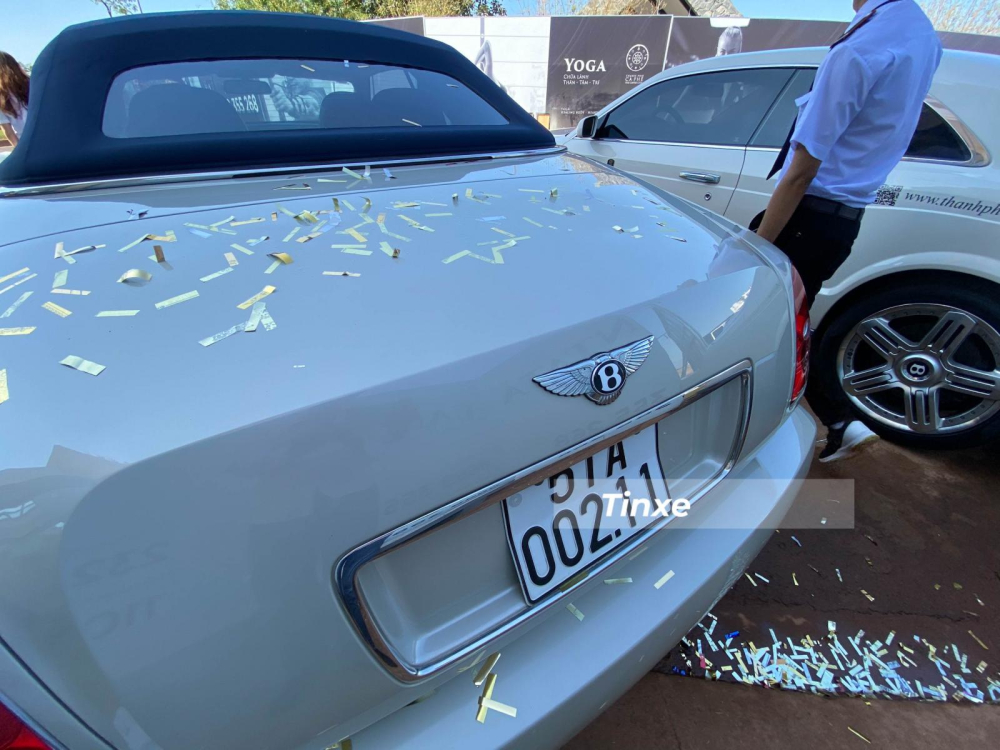 Đ&ocirc;i c&aacute;nh chữ B quen thuộc của c&aacute;c mẫu xe Bentley sau n&agrave;y