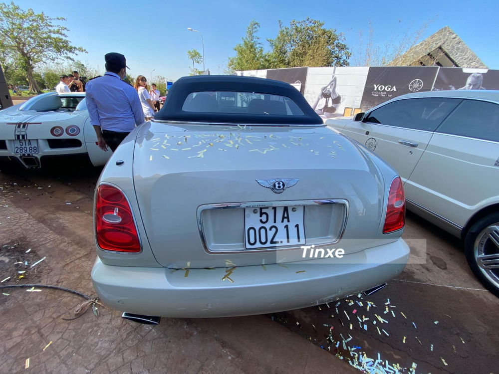 Đu&ocirc;i xe Bentley Azure thiết kế gợi cảm