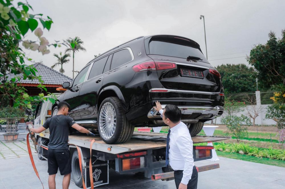 Và SUV siêu sang Mercedes-Maybach GLS 600 được vận chuyển đến địa điểm tiệc bằng xe chuyên dụng Và SUV siêu sang Mercedes-Maybach GLS 600 được vận chuyển đến địa điểm tiệc bằng xe chuyên dụng