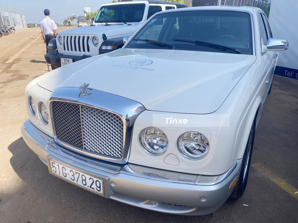 Bentley Arnage R Mulliner của Trung Nguyên có 2 màu là trắng sữa và bạc