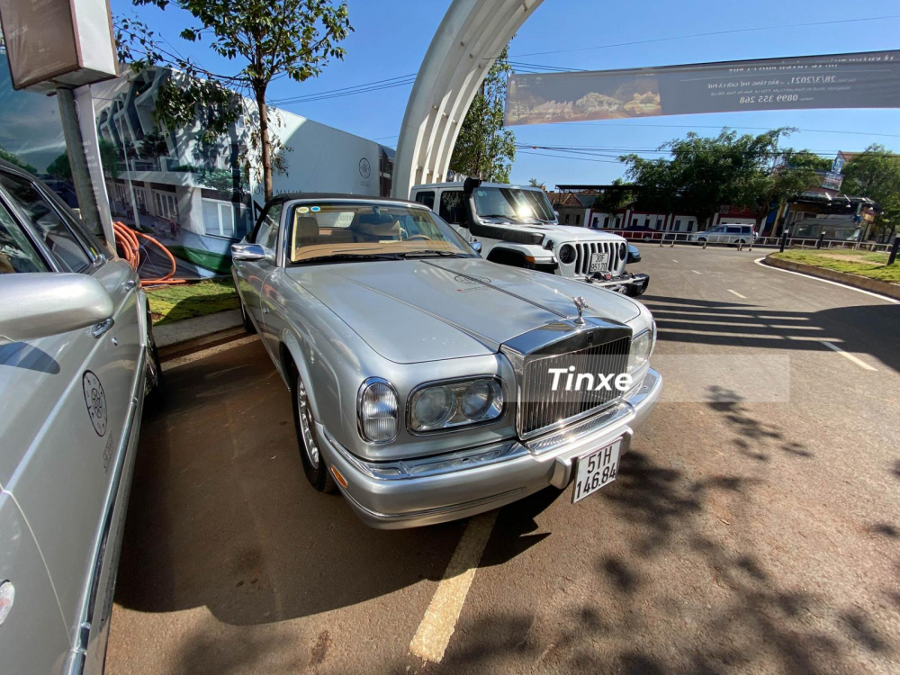 Dàn xe Rolls-Royce của Trung Nguyên không chỉ có Ghost, từng sở hữu Wraith, Phantom, xe mui trần Phantom Drophead Coupe mà còn có cặp đôi xe hiếm có là Rolls-Royce Corniche đời 2000 hay Rolls-Royce Silver Seraph đời 1999. Dàn xe Rolls-Royce của Trung Nguyên không chỉ có Ghost, từng sở hữu Wraith, Phantom, xe mui trần Phantom Drophead Coupe mà còn có cặp đôi xe hiếm có là Rolls-Royce Corniche đời 2000 hay Rolls-Royce Silver Seraph đời 1999.