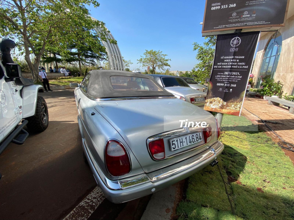 Hiện không rõ doanh nhân này đã mua chiếc xe Rolls-Royce Corniche với giá bao nhiêu, chỉ biết rằng, bảng giá tính phí trước bạ bổ sung của Bộ Tài chính cho thấy dòng xe siêu sang mui trần Rolls-Royce Corniche có giá tính lệ phí trước bạ là 41,906 tỷ đồng, tức xe ra biển Sài thành phải nộp phí trước bạn lên đến 4,2 tỷ đồng. Hiện không rõ doanh nhân này đã mua chiếc xe Rolls-Royce Corniche với giá bao nhiêu, chỉ biết rằng, bảng giá tính phí trước bạ bổ sung của Bộ Tài chính cho thấy dòng xe siêu sang mui trần Rolls-Royce Corniche có giá tính lệ phí trước bạ là 41,906 tỷ đồng, tức xe ra biển Sài thành phải nộp phí trước bạn lên đến 4,2 tỷ đồng.