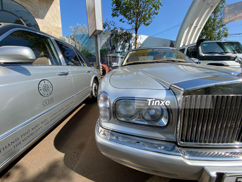 Rolls-Royce Corniche trải qua đến 5 thế hệ và chiếc xe siêu sang mui trần Rolls-Royce Corniche của ông Đặng Lê Nguyên Vũ thuộc bản cuối cùng, sản xuất chỉ đúng trong 2 năm là 2000 đến 2002. Vì thế, nhiều người hay gọi mẫu xe Rolls-Royce Corniche theo các năm để thể hiện cho chiếc xe Rolls-Royce Corniche cuối cùng sản xuất. Rolls-Royce Corniche trải qua đến 5 thế hệ và chiếc xe siêu sang mui trần Rolls-Royce Corniche của ông Đặng Lê Nguyên Vũ thuộc bản cuối cùng, sản xuất chỉ đúng trong 2 năm là 2000 đến 2002. Vì thế, nhiều người hay gọi mẫu xe Rolls-Royce Corniche theo các năm để thể hiện cho chiếc xe Rolls-Royce Corniche cuối cùng sản xuất.