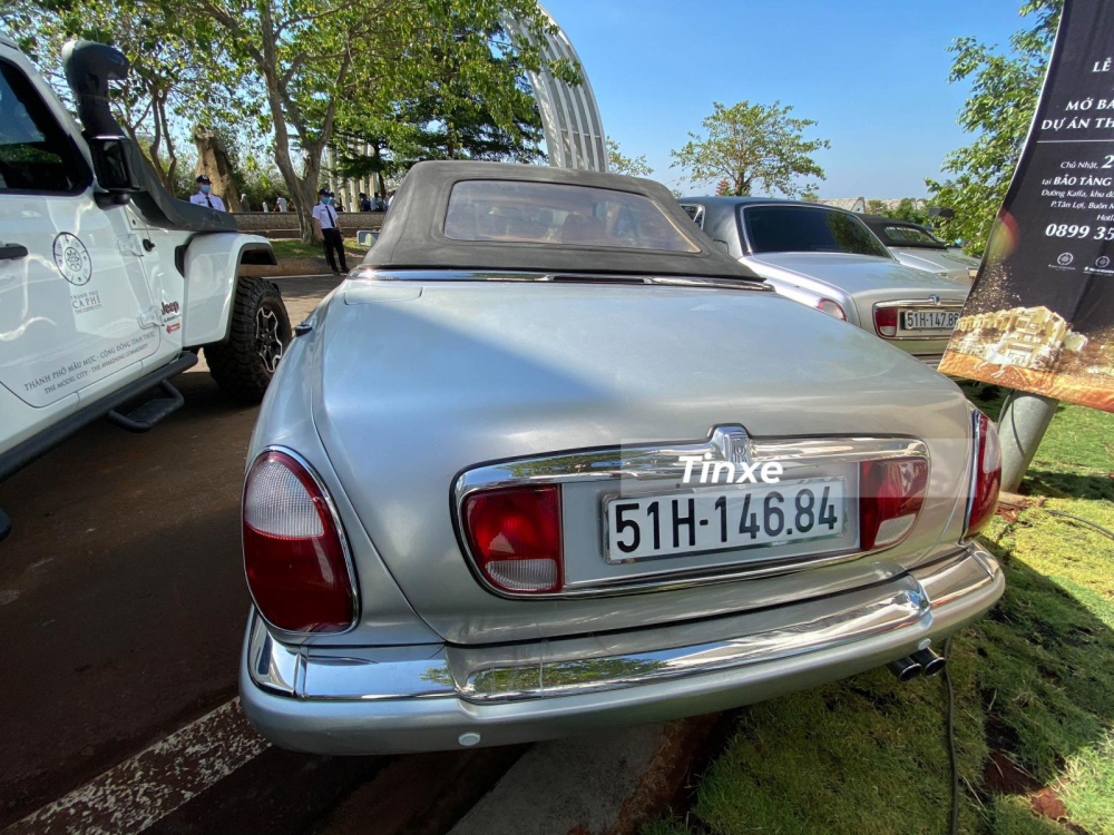 Chiếc Rolls-Royce Corniche cuối cùng lăn bánh khỏi dây chuyền lắp ráp vào ngày 30 tháng 8 năm 2002. Đây là chiếc Rolls-Royce cuối cùng được sản xuất tại nhà máy Crewe, trước khi chuyển hoàn toàn sang sản xuất các mẫu xe Bentley cho đến tận bây giờ. Chiếc Rolls-Royce Corniche cuối cùng lăn bánh khỏi dây chuyền lắp ráp vào ngày 30 tháng 8 năm 2002. Đây là chiếc Rolls-Royce cuối cùng được sản xuất tại nhà máy Crewe, trước khi chuyển hoàn toàn sang sản xuất các mẫu xe Bentley cho đến tận bây giờ.