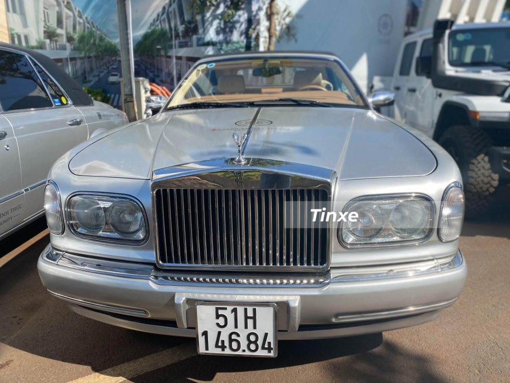Trong số những chiếc xe Rolls-Royce này, mẫu xe siêu sang mui trần Rolls-Royce Corniche ra mắt đã hơn 2 thập kỷ vẫn là hàng nóng mà không ít các đại gia Việt muốn sưu tầm. Trong đó, chỉ có không quá 3 chiếc xe siêu sang Rolls-Royce Corniche được mang về nước theo diện đặc biệt. Trong số những chiếc xe Rolls-Royce này, mẫu xe siêu sang mui trần Rolls-Royce Corniche ra mắt đã hơn 2 thập kỷ vẫn là hàng nóng mà không ít các đại gia Việt muốn sưu tầm. Trong đó, chỉ có không quá 3 chiếc xe siêu sang Rolls-Royce Corniche được mang về nước theo diện đặc biệt.