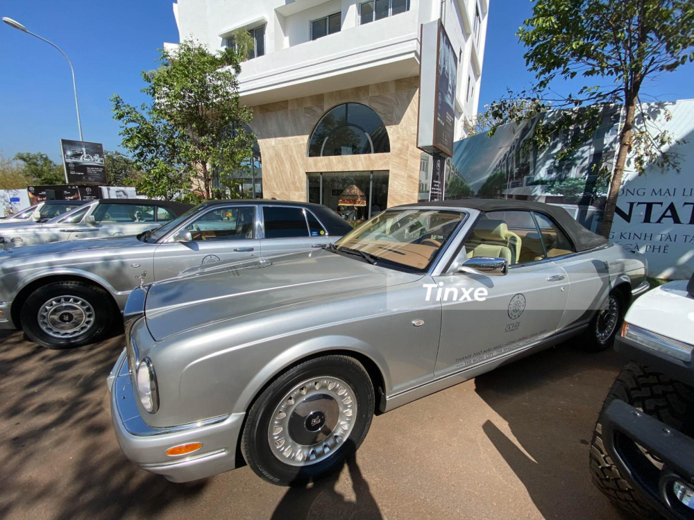 Khác với xe siêu sang Rolls-Royce Corniche ở Hải Phòng, chiếc xe Rolls-Royce Corniche của Đặng Lê Nguyên Vũ sở hữu màu bạc và mui vải màu đen. Khác với xe siêu sang Rolls-Royce Corniche ở Hải Phòng, chiếc xe Rolls-Royce Corniche của Đặng Lê Nguyên Vũ sở hữu màu bạc và mui vải màu đen.
