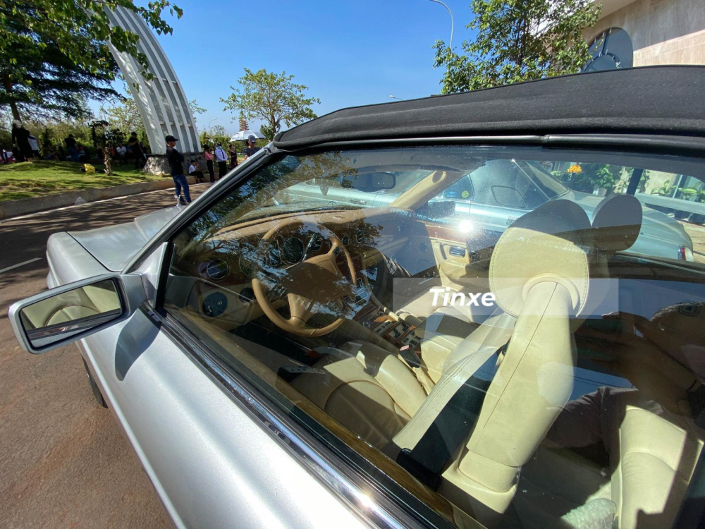 Rolls-Royce Corniche được vận hành thông qua hộp số tự động bốn cấp. Mẫu xe siêu sang mui trần này có thời gian tăng tốc từ vị trí đứng yên lên 100 km/h chỉ 8,2 giây, tốc độ tối đa của xe là 215 km/h. Rolls-Royce Corniche có cân nặng 3,1 tấn nhưng được chế tạo để mang lại sự thoải mái hơn là tốc độ. Rolls-Royce Corniche được vận hành thông qua hộp số tự động bốn cấp. Mẫu xe siêu sang mui trần này có thời gian tăng tốc từ vị trí đứng yên lên 100 km/h chỉ 8,2 giây, tốc độ tối đa của xe là 215 km/h. Rolls-Royce Corniche có cân nặng 3,1 tấn nhưng được chế tạo để mang lại sự thoải mái hơn là tốc độ.