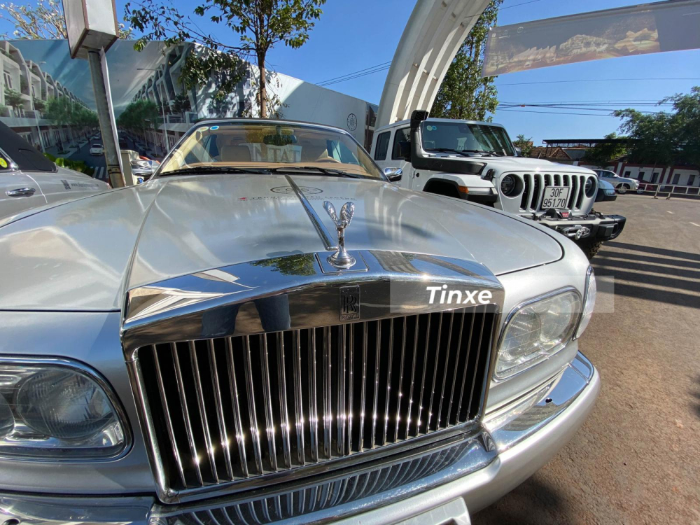 Rolls-Royce Corniche từng là mẫu xe mui trần, hai cửa, 4 chỗ ngồi lừng danh của hãng xe siêu sang Anh quốc được sản xuất từ năm 1995 - 2000. Corniche là tên một con đường ven biển, dọc theo mặt của một vách đá, đáng chú ý nhất là Grande Corniche dọc theo French Riviera phía trên công quốc Monaco . Rolls-Royce Corniche từng là mẫu xe mui trần, hai cửa, 4 chỗ ngồi lừng danh của hãng xe siêu sang Anh quốc được sản xuất từ năm 1995 - 2000. Corniche là tên một con đường ven biển, dọc theo mặt của một vách đá, đáng chú ý nhất là Grande Corniche dọc theo French Riviera phía trên công quốc Monaco .