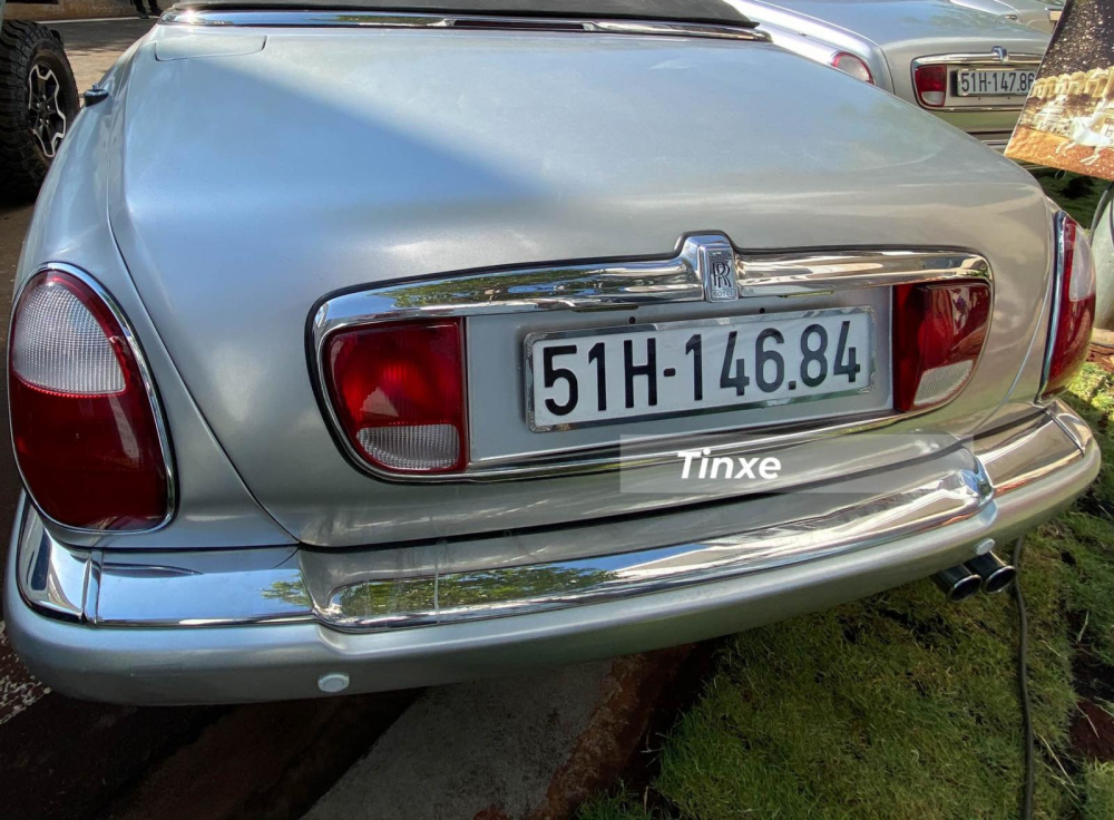 Lúc được trình làng, mẫu xe Corniche chính là chiếc xe đắt nhất mà Rolls-Royce từng chế tạo và bán ra trên thế giới. Giá xe Rolls-Royce Corniche khi đó ở mức 359.900 đô la, tương đương 5,1 tỷ đồng. Tổng cộng có khoảng 374 chiếc xe siêu sang mui trần Rolls-Royce Corniche được bán ra từ 2000 đến năm 2002. Lúc được trình làng, mẫu xe Corniche chính là chiếc xe đắt nhất mà Rolls-Royce từng chế tạo và bán ra trên thế giới. Giá xe Rolls-Royce Corniche khi đó ở mức 359.900 đô la, tương đương 5,1 tỷ đồng. Tổng cộng có khoảng 374 chiếc xe siêu sang mui trần Rolls-Royce Corniche được bán ra từ 2000 đến năm 2002.