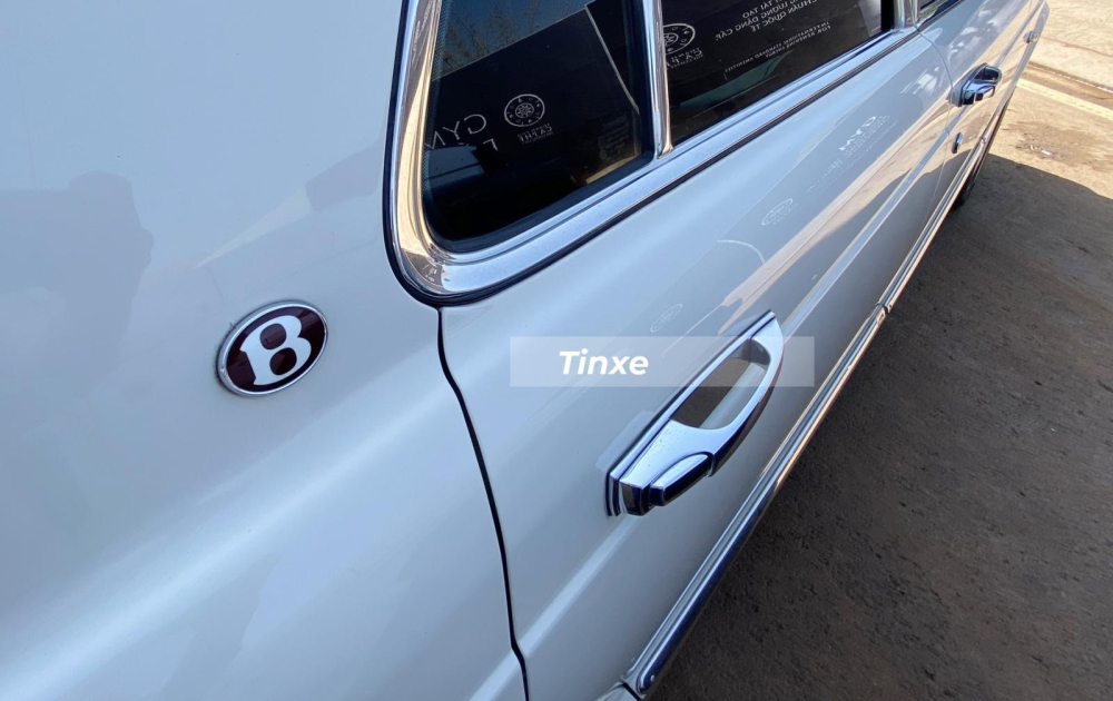 Logo B bên hông xe cùng tay nắm của Bentley Arnage R Mulliner được mạ crôm