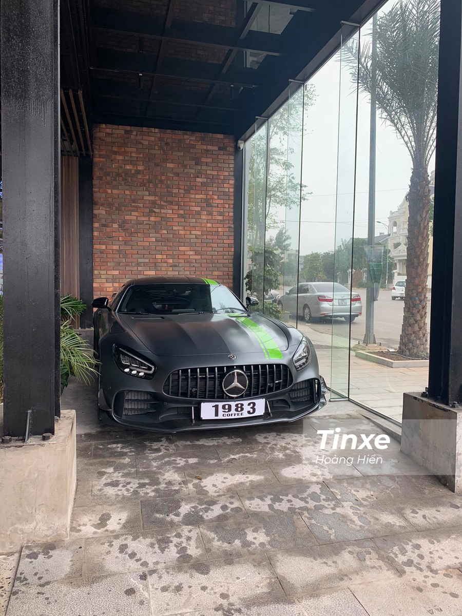 Chiếc Mercedes-AMG GT-R Pro đầu tiên của Việt Nam hiện đang cư ngụ tại quán cafe thuộc thành phố Hoà Bình. Chiếc Mercedes-AMG GT-R Pro đầu tiên của Việt Nam hiện đang cư ngụ tại quán cafe thuộc thành phố Hoà Bình.