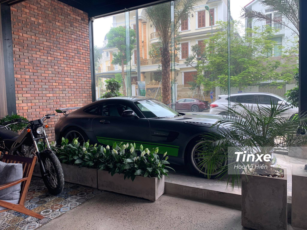Chiếc xe Mercedes-AMG GT-R Pro được đặt trang trọng ngay vị trí cửa quán. Chiếc xe Mercedes-AMG GT-R Pro được đặt trang trọng ngay vị trí cửa quán.